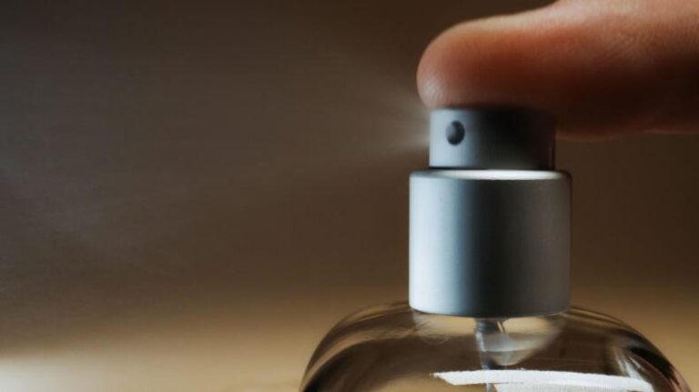 Cómo Aplicar el Perfume para que Dure Más Tiempo: Consejos Prácticos para Potenciar tu Fragancia